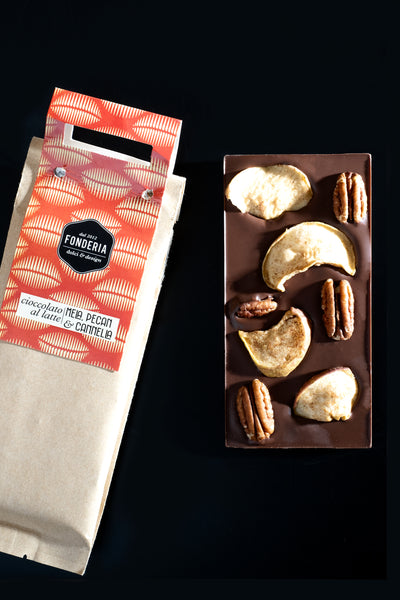 Tavoletta al latte con  mela  cannella e noci pecan