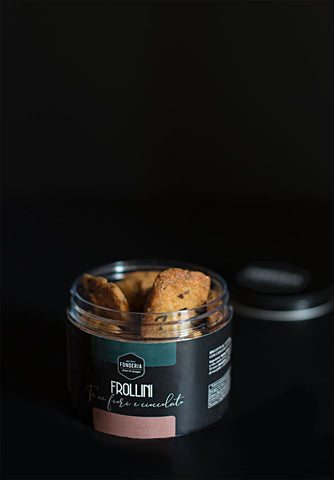 Frollini al tè, fiori e cioccolato